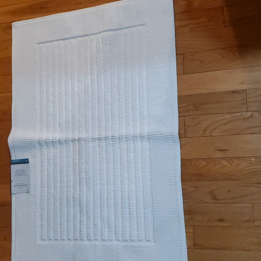 NWT Threshold Performance Bath Mat White
